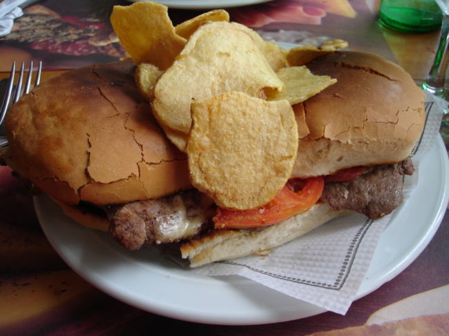 どーんっとアルゼンチン名物のビーフのサンドだけどこれで一人前…<br />ポテトはフライドポテトというよりポテチに近い感じ。