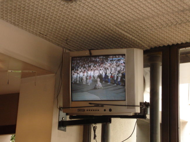 この時ちょうどテレビではトリノオリンピックの開会式を生中継中で日本の選手団が入場！！おぉ〜がんばれ日本♪