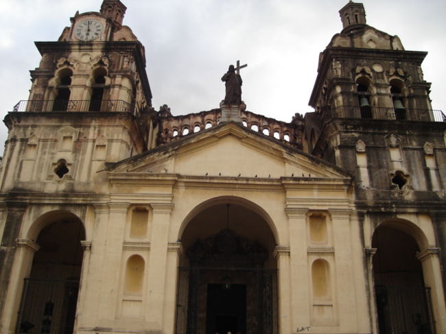 ランチのあとLちゃんと別れてSan Martin広場にある観光案内所でコルドバの地図をもらって観光スタート<br /><br />写真は案内所のとなりにある大聖堂