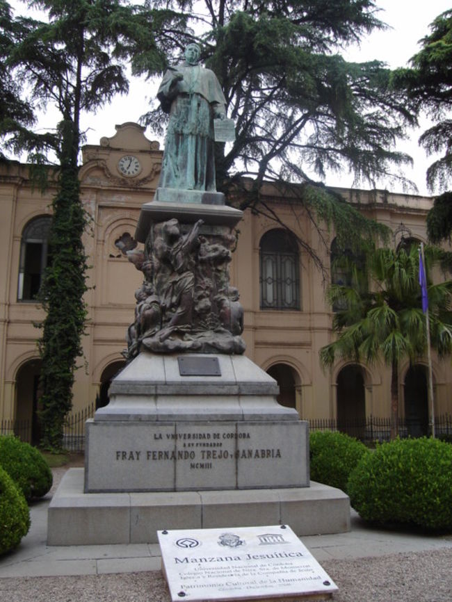 Lちゃんと離れるとすっかり警戒モードで写真の数がへちゃってって写真があまりない…<br />徒歩で<br />Iglesia de la Compania de Jesus<br />Colegio Nacional de Monserrat<br />Academia Nacional de Ciencias<br />をぐる〜っと見て回ってまた街の中心に向かって歩いて戻りました。