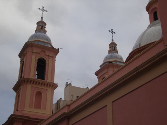 教会のドームがとってもキレイ（写真ではあまり見えないけど…）<br />コルドバは街が小さいので歩いていればいろんな建物がみることが出来ます。<br />