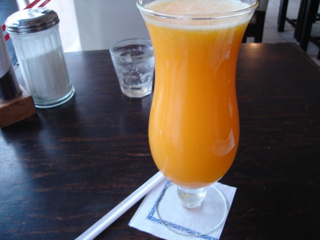 カフェで休憩。コルドバについてからすごく感じたのはアジア人ということですごい注目されていましたが窓際の席に座ったらもぅ動物園の檻の中にいる動物気分ぐらい視線を感じて…へんな感じでした。<br />このあとショッピングモールでお買い物して夜にLちゃん弟のアパートにいったん戻って休憩