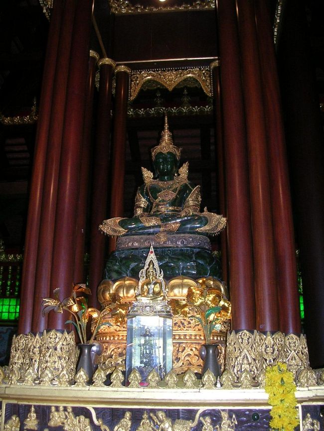 ワットプラケオの中にあるエメラルド仏。立派です。