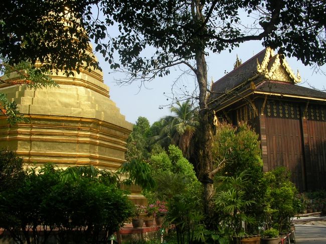 ワットプラケオ内の景色。同じ名前の寺院がバンコクにもあるがサイズは全くもってこちらが小さい。その文観光客もあまり居らず休憩にはもってこいの場所。