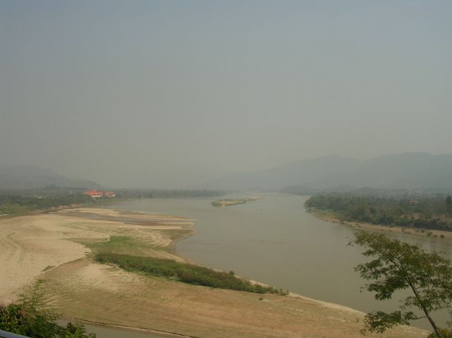 ゴールデントライアングル。左がミャンマー、右がラオス。この付近はものすごい勢いで観光地化していて物価もやや高め。