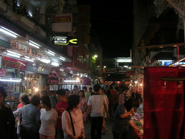 チェンラーイバスターミナルの脇で毎晩行われるナイトバザール。規模は小さいものの観光客と現地の人で毎晩大賑わい。食事を食べながら舞踊も見れる。