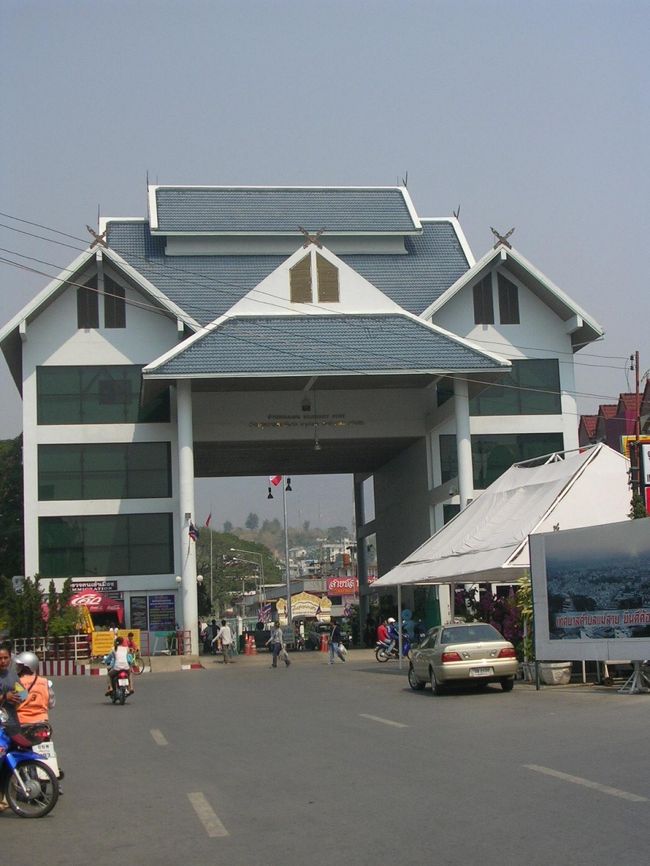 メーサーイ。チェンラーイからローカルバスで約３時間。写真はミャンマーとの国境のタイ側イミグレーションの建物。必要以上に立派な気がする。