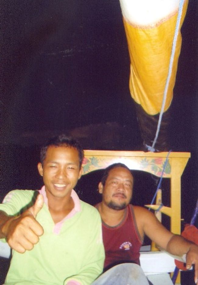 アメッドの漁師さん、ニョマン。<br />明るく素直な性格のもよう・・・（・ｖ・）<br />最近たばこをやめたばかりのワヤン船長（右）<br /><br />○アメッド中腹の宿、　Hidding Paradise に泊まれば<br />　会えると思います♪<br />　もし会ったら、ヨロシクお伝えください。