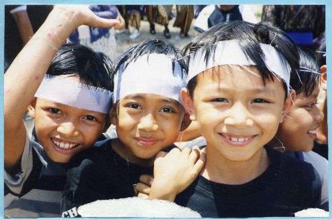 バリ島の子どもたち（いや、大人も・・・）は、とっても<br />フレンドリー。のーんびりした地元の人たちとの交流は、<br />楽しくてあったかい　贅沢な時間。<br /><br />在住の友人が言ってたんですが、「バリは、本当にバリ人が似合う島」<br />先進国のモノサシはしばし忘れて、ジャム・カレッ（ゴム時間）を<br />ポジティブに味わってみたら、今まで見えなかったものも<br />見えてくるかも・・・。