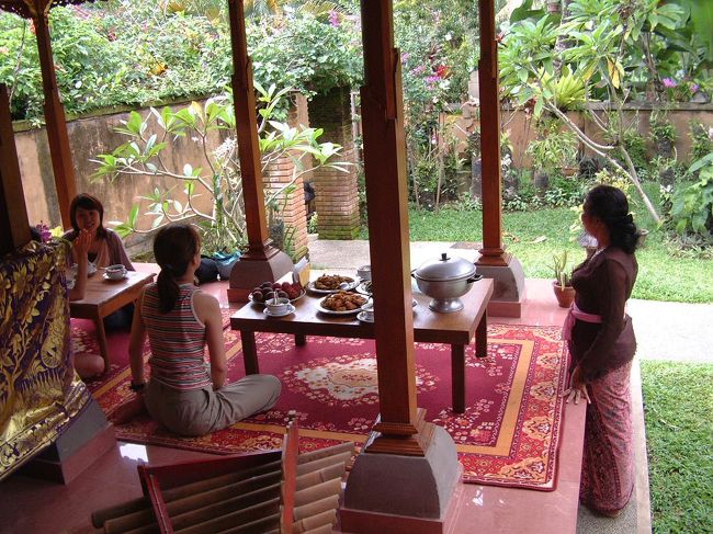 宿のイブ（お母さん）にお料理を習ったり、<br />星を見ながらティンクリック（木琴）の音色にまったりしたり...