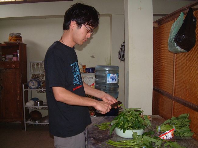 普段、料理なんかしない人も、クッキングに参加中。