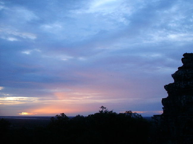 丘の上からの夕焼け。観光客が多いと5時以降、上れなくなります。こっそり横にある象の道から上りました。