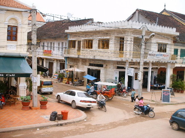 疲れたら市場近くで休憩。外国人向けのカフェやクメールマッサージで癒される。