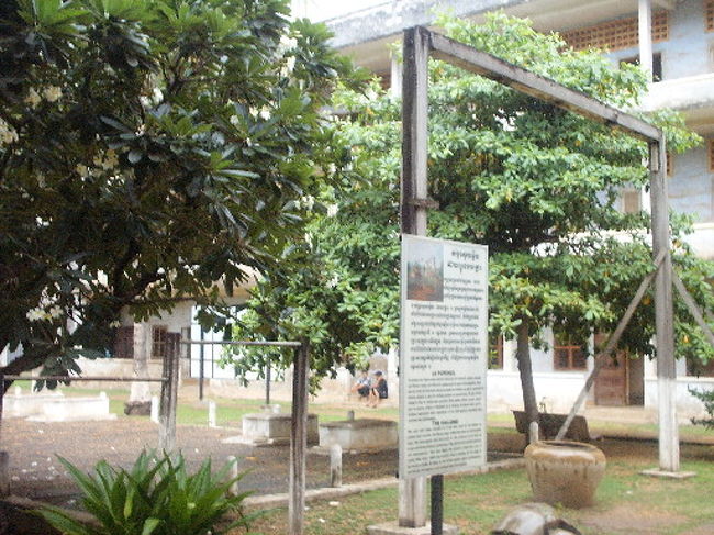 プノンペンにあるトゥールスレン博物館。もとは高校だった刑務所。カンボジアにいったらぜひ足を運こぶべき場所だと思う。