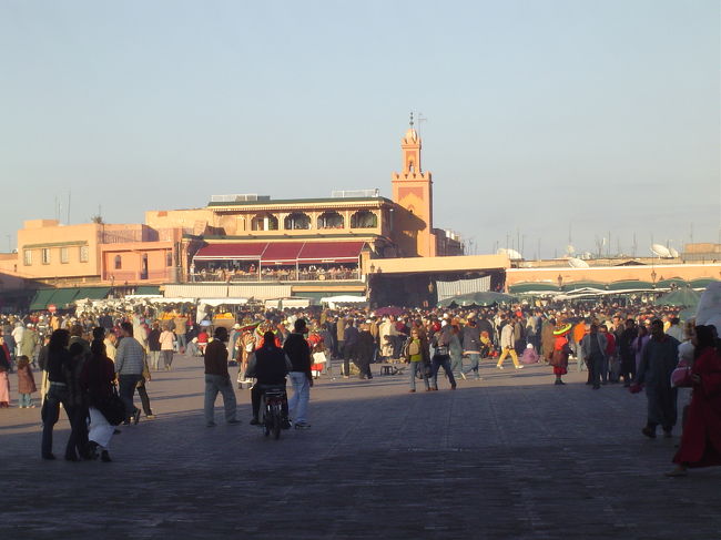 フナ広場。夜になると屋台が現れます。