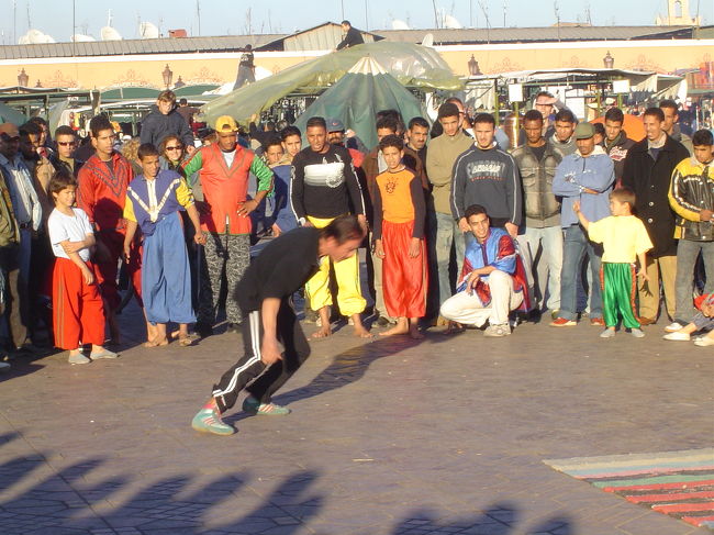 大道芸をしてました。カメラを向けると、チップをくれと言わんばかりに少年がやって来ました。仕方なくジャリ銭を寄付することに。