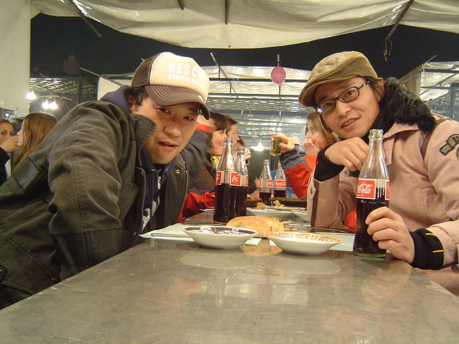 フナ広場の屋台にて夕食。ビールが無いのでCOKEで乾杯。