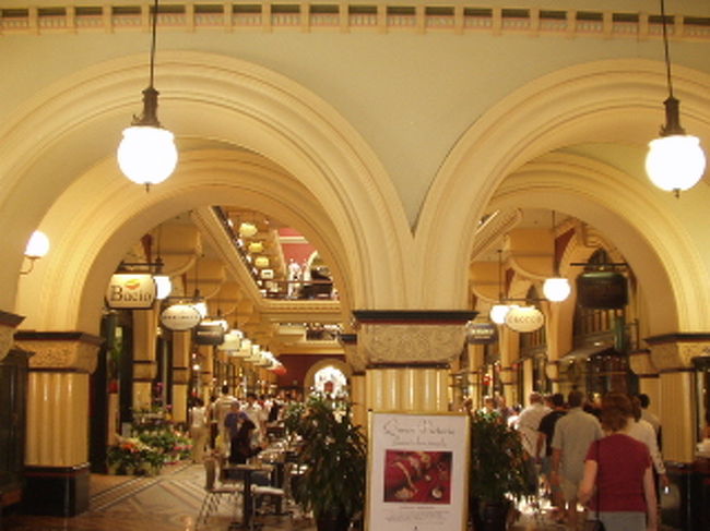 夕方には市内に戻り、百貨店へ。建物自体が歴史あるショッピングモール。