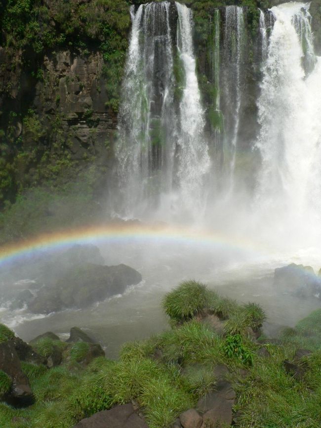 滝にかかった虹。