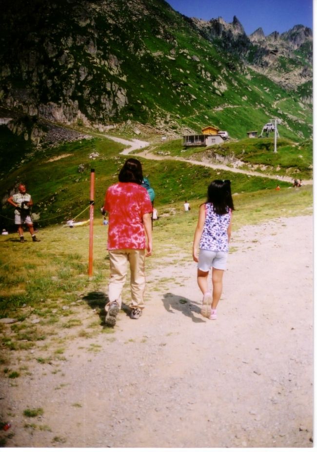 プラン・プラのロープウェー駅から、テイクオフのポイントまでは、10分程の登りです。<br />パイロットのサンディーサンによれば、ここがMost difficult point（最も困難な場所）とのこと。<br />妙に納得してしまう私達です。