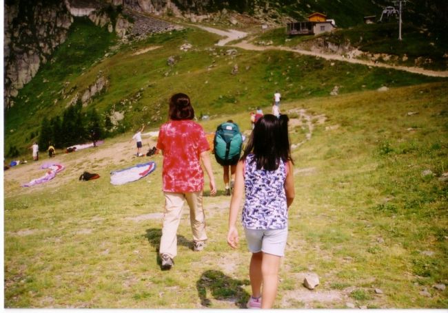 真ん中にいる大きな荷物を担いでいるのが、パイロットのサンディー。