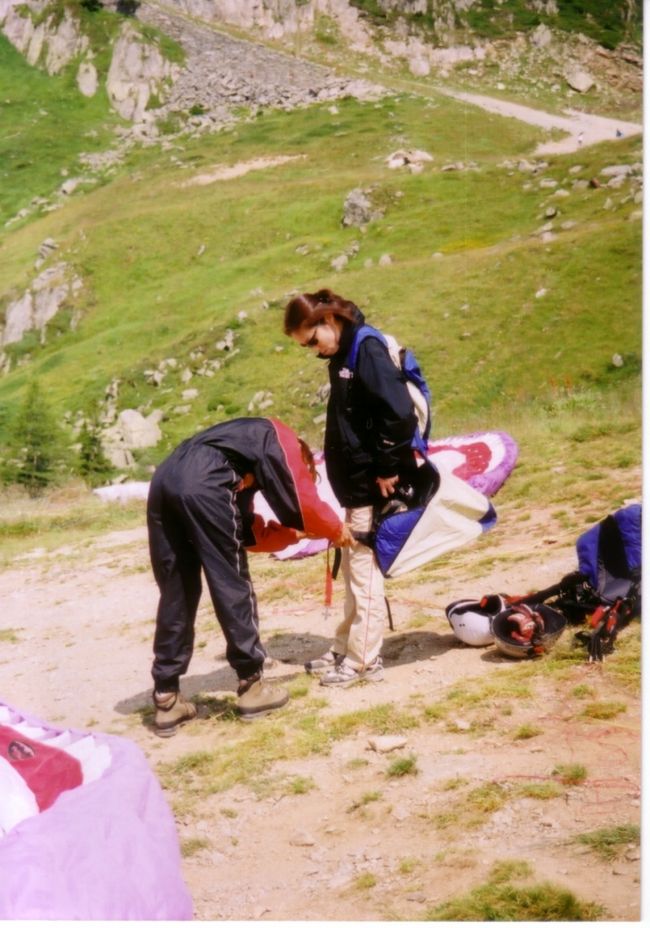 プラン・プラからは、カミサンが初フライトです。<br />ハーネスをつけてもらっています。