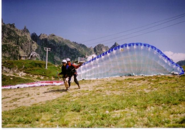 いよいよ、テイクオフ！<br />翼が風をはらんで膨らみ始めます。