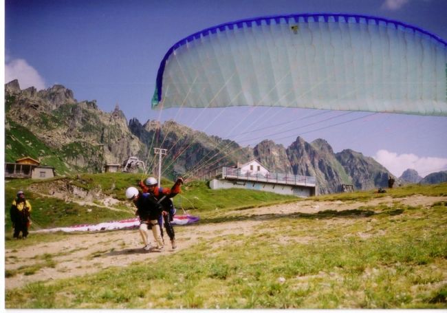 翼が完全に広がると同時に、体がグイッと後ろに引かれます。