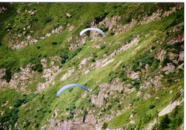 いつしか、遠くのほうへ飛んでいってしまいました。<br />着陸は、私達の滞在したホテルのまん前の原っぱでした。