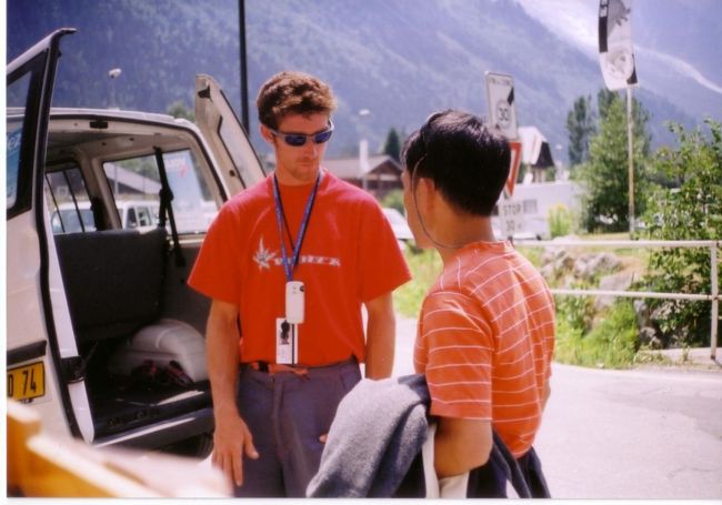 午後は、私が飛ぶ番です。<br />真剣な面持ちでパイロットの説明を聞く私。<br />