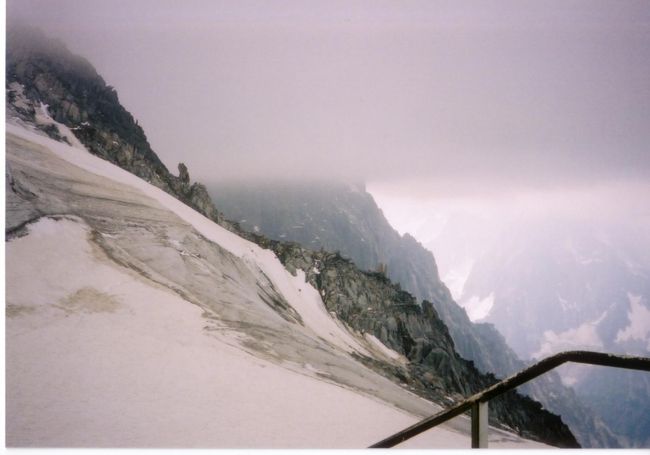 ロープウェーでグランモンテまで登ってきました。<br />ドリュのほうを見ているのですが、雲が低く垂れ込めていて、下のほうしか見えません。<br />ここから、アルパインガイドのおじさんとロープで繋がって、テイクオフポイントまで雪の斜面を下ってゆきます。