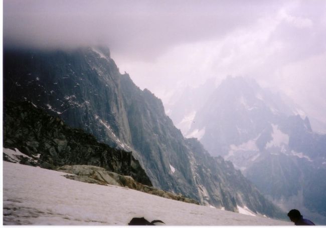 テイクオフポイントまでは、10分くらい。<br />ドリュを間近に見る氷河の上から飛び立ちます。