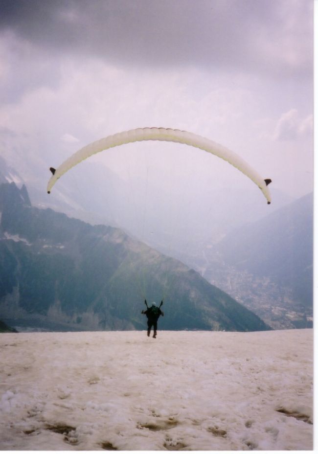 私達の前の人が飛び立ったところ。<br />雪の斜面が見えなくなっているところから先は、スッパリ切れ落ちています。