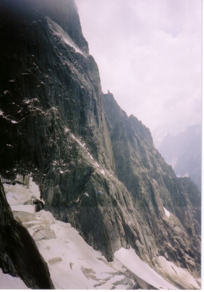 空中から見たドリュの北壁。<br />雲が上がってきて、雪田のあたりまで見えてきました。<br />よ〜く見ると、ドリュの台座のあたりにも青い機体がいます。<br />私もドリュの間近まで飛んで行ったのですが、ここでフィルム切れになってしまいました。<br />ランディングは、シャモニーのスポーツセンターの裏t手の広場でした。<br />私も、妻も、フライトの後はひどい船酔い状態で、半日寝ていました。<br />それでも、やってよかった！<br />この次は、エギュー・ド・ミディ山頂からのフライトに挑戦してみたい私達です。