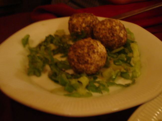 チーズボール。フェタのようなあっさりチーズのボールでさくさく食べられます。