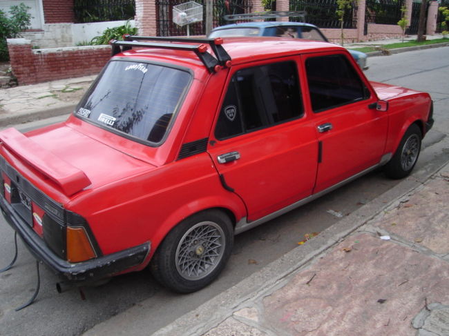 日本でいえば確実にクラシックカーな車が普通に走ってます。かっこいぃ〜