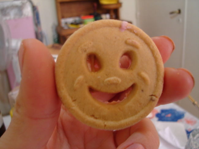 こちらかわいいクッキー、中に苺クリーム、チョコクリームがサンドされてます。ミルクたっぷりのコーヒーにひたしていただきまっす♪