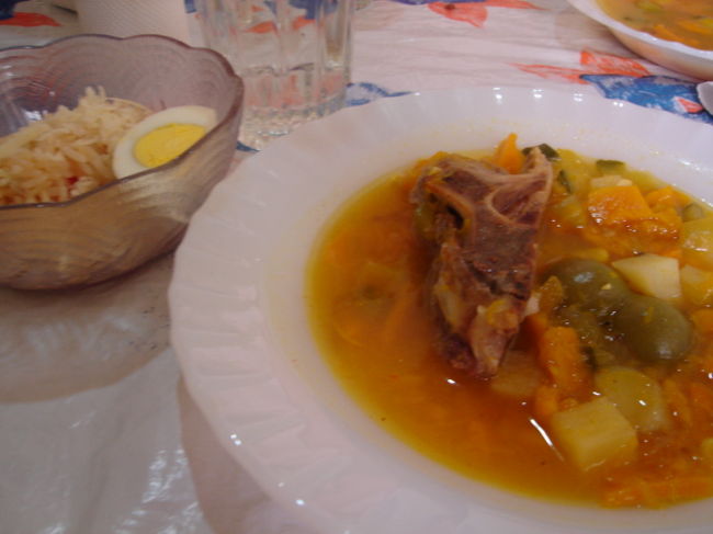 ランチは野菜たっぷりスープとごはんで控えめに食べて夜に備えてシエスタです。<br />私達が寝ている間にLちゃん達は美容室に行ってすっかり準備が整ってます！