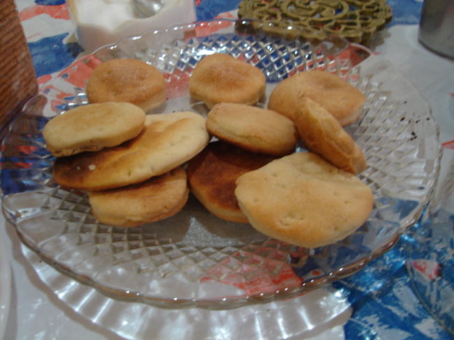 クッキーとパンの中間ぐらいのパン。網で温めてハムやチーズを乗せていただきます。