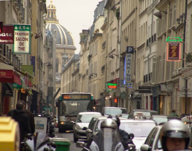 サン・ジェルマン・デ・プレからポン・ヌフへ<br />ドフィーヌ通りを振り返るとサント・ジュヌヴィエーヴのパンテオンが