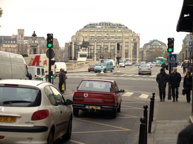 ドフィーヌ通りからポン・ヌフ越しに<br />サマリテーヌを<br />休館中（老朽化で改修）の為立ち寄れず残念