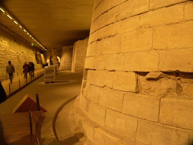 夜のルーブル美術館見学の前に<br />地下の前ルーブル宮殿の城壁を見学