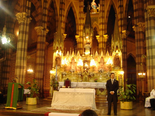 いよいよ結婚式！夜の教会は荘厳な雰囲気です。<br />花嫁の入場をまつ新郎は緊張気味。<br /><br />結婚式の一部始終をプロのカメラマン（ビデオとカメラと照明さん）がずーっと花嫁さんを追いかけてます。