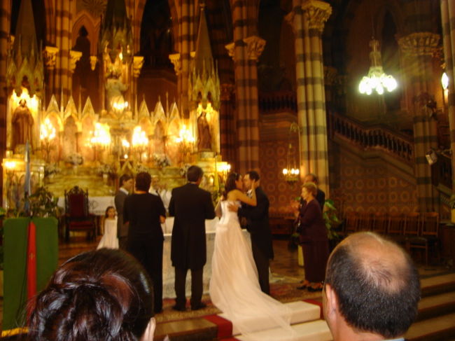 Lちゃんが式の内容を丁寧に訳してくれたのでみんなと一緒に感動を分かち合うことができました。教会で親しい人たちに囲まれて式なんて素敵。感動しました。