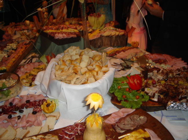 教会での式が無事終わってみんなパーティー会場に移動。この時すでに夜の１１時とかなのにみんな元気だし！<br />私はやっぱり食べ物に目が…<br />まず広場でみんなでしゃべりながらいろいろと食べ物をつまみます。この間に新郎新婦はカメラマンとともに撮影に大忙し。