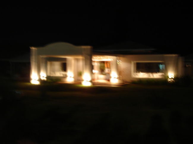 こちらがパーティー会場。屋外に出ている食べ物がディナーだと思って一生懸命食べていたらなんと！ここから屋内に移動して披露宴が始るらしい…カムバックMy空腹！