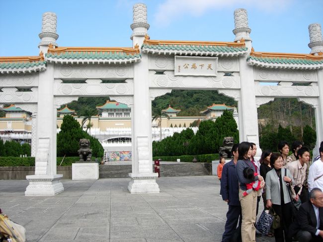 正門？です。皆記念写真撮ってました。