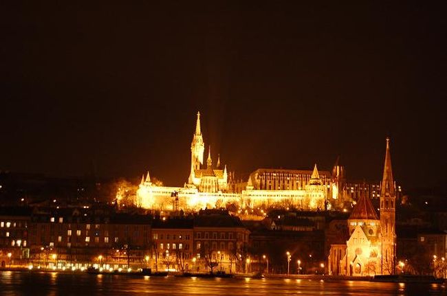 夜のブダの眺め。国会議事堂付近から。いつみてもとても美しい・・・。<br />このときは気にならなかったけれど、ドナウ川の水位が上昇したため、次の日、スロバキア国境からブダペストまでの流域に非常事態宣言が出されたらしい。