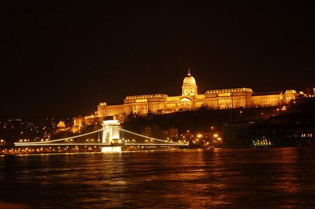 くさり橋も加えて。綺麗な夜景。時間が経つのを忘れてしまいそうです。