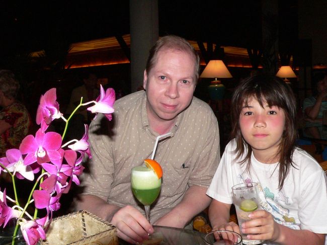 到着した次の日はパパの◯回目の誕生日。ロビーラウンジで乾杯！カクテルの名はボルネオパラダイス。一日プールで遊んだので焼けています。<br />日焼けが痛ーい、、。